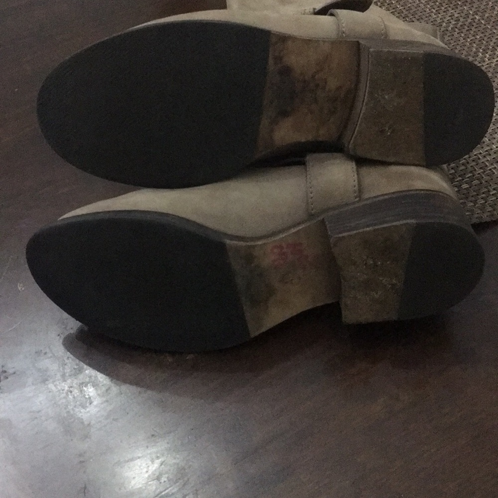 Shoes - Picture 6 of 7